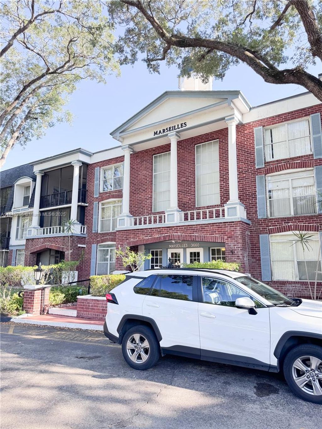 Photo of 3660 Inverrary Dr #1Y, Lauderhill, FL 33319 (MLS # A11840296)