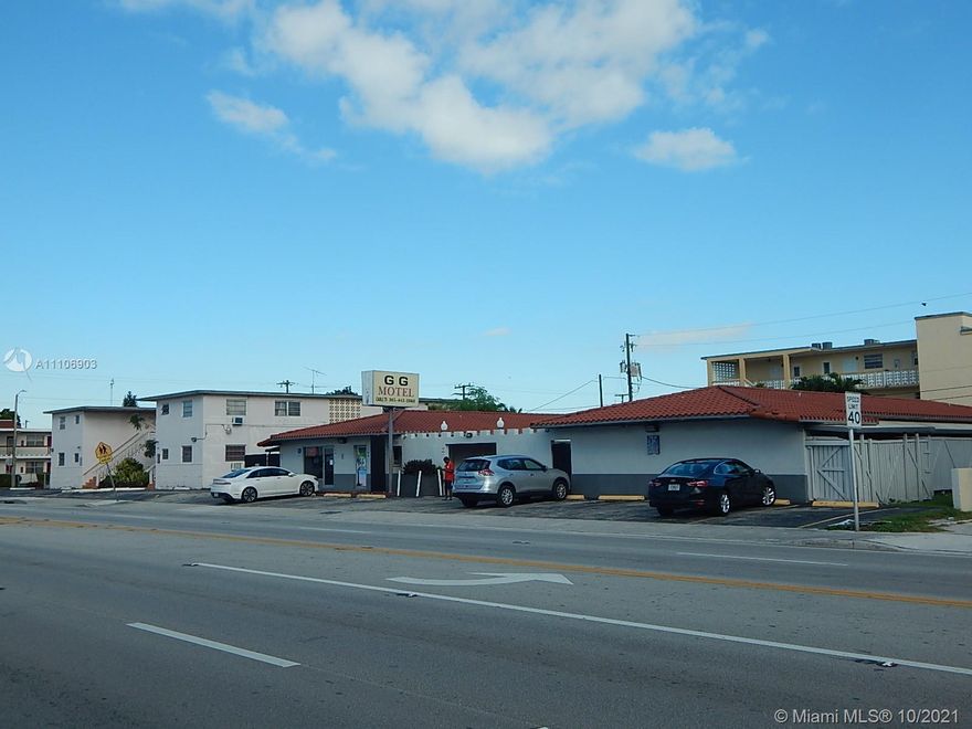 MULTI FOLIO SALE 01-4106-029-0041 AND 01-4106-029-0041 , RESIDENTAIL BUILDING WITH 12, 1 BEDROOM 1 BATH UNIT AND 16 UNITS MOTEL IN GREAT LOCATION NEAR PUBLIC TRANSPORTATION, SHOPPING CENTERS. TOATL OF 33 PARKING SPACES, AVAILABLE LAUNDRY ROOM FOR TENANTS.  HOT WATER  INCLUDED IN THE RENT. GREAT INCOME, BOTH PROPERTIES MUST SELL TOGETHER. OVER 26,000 SF OF LAND IN A GREAT LOCATION.
