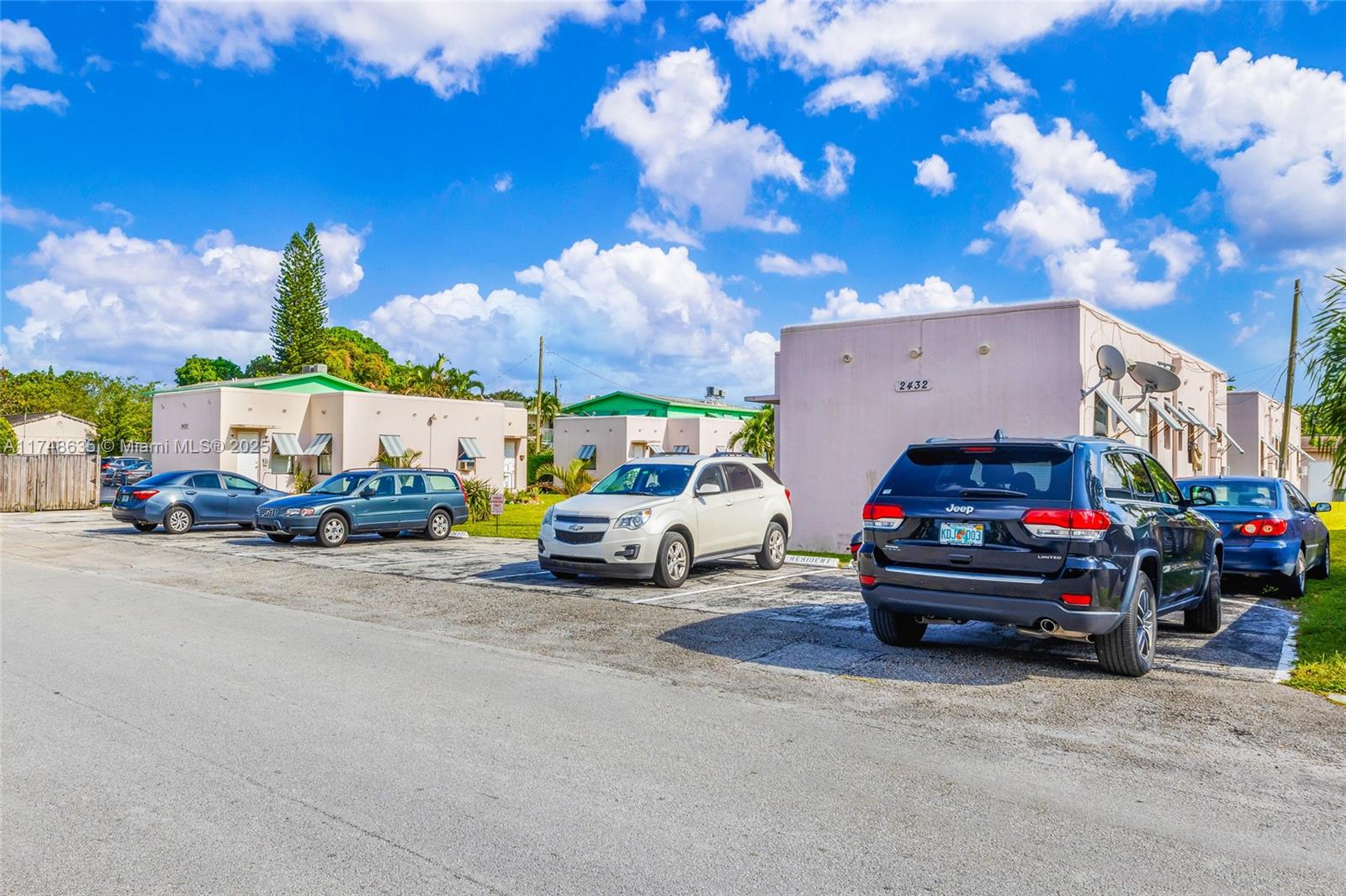 HOLLYWOOD LITTLE RANCHES - Residential Income