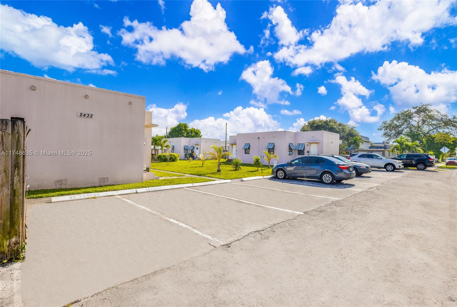 HOLLYWOOD LITTLE RANCHES - Residential Income