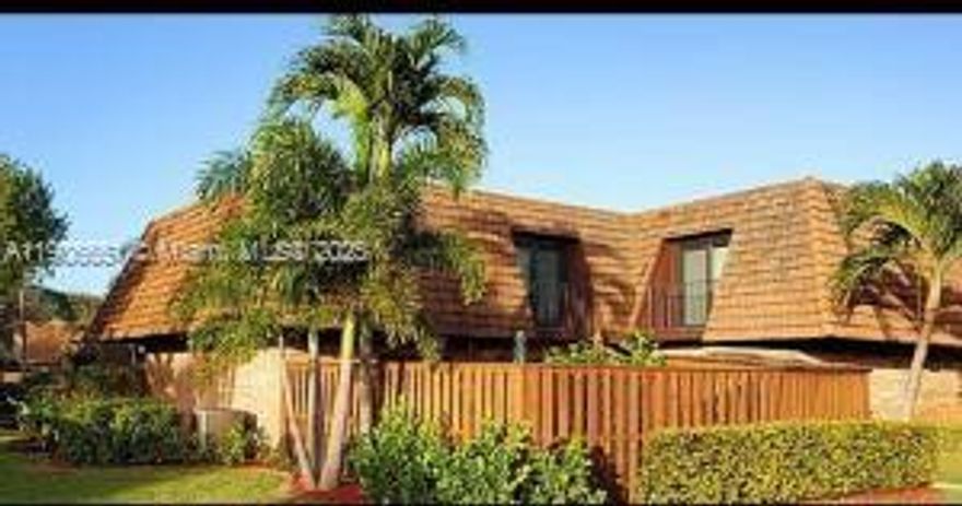 Completely updated and remodeled TH in the heart of Jupiter. Designer furnishings. Private courtyard for outdoor entertaining and relaxing in the warm Florida balmy weather. Community pool and gathering area. Walk to the beach, stores, shopping, movies. Less than 20 minutes to Palm Beach International Airport.