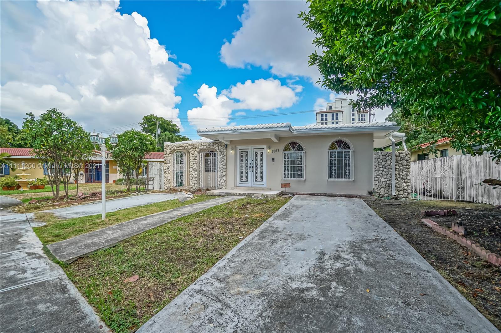 ***Prime Location*** 3 min. drive to Miracle Mile and Downtown Coral Gables. This house for rent features 3 bed rooms and 2 bathrooms. Home has been recently painted and has plenty of parking and a tool shed.