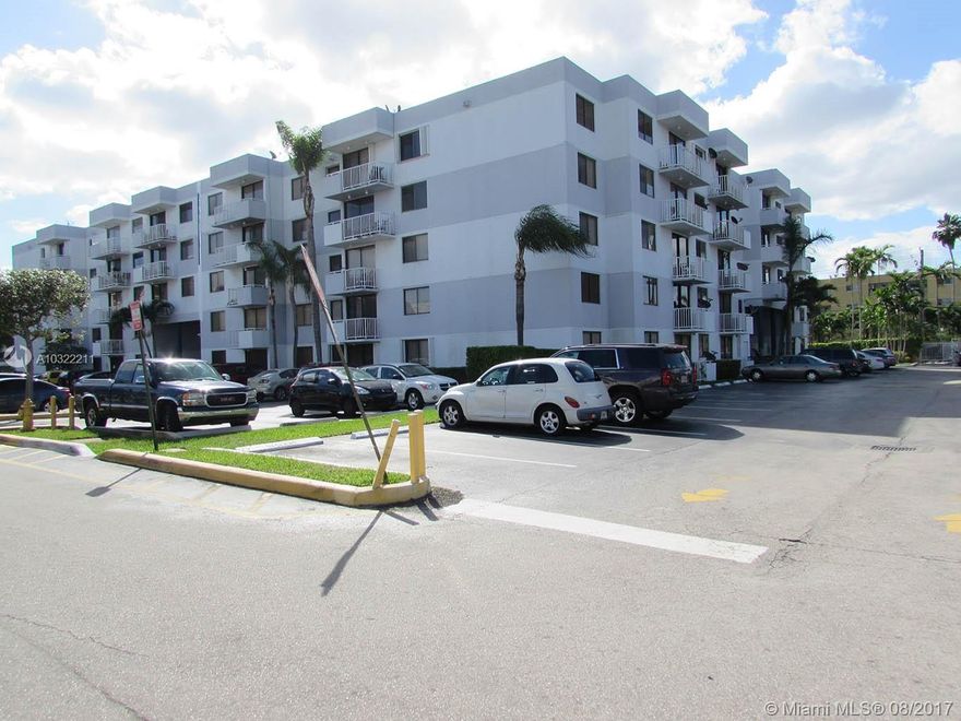 Very well kept 1/1 that could be a perfect bachelor's pad or as a turn-key investment.  Low Condo Fees.  Close to major highways, stores and restaurants.  Priced for a quick sale.