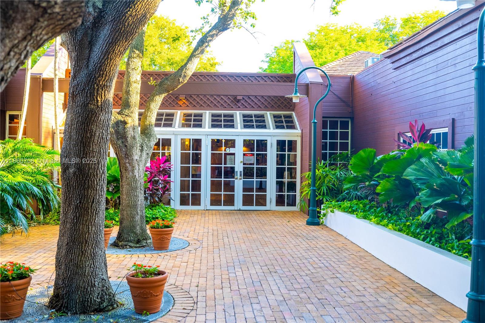 TOWERS OF QUAYSIDE CONDO - Residential