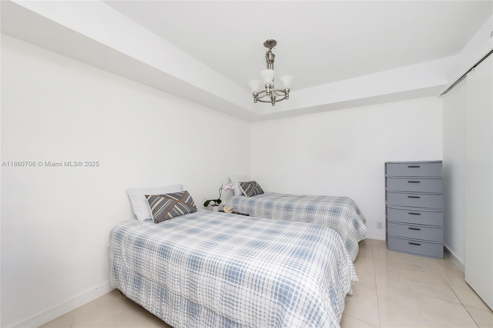 TOWERS OF QUAYSIDE CONDO - Residential