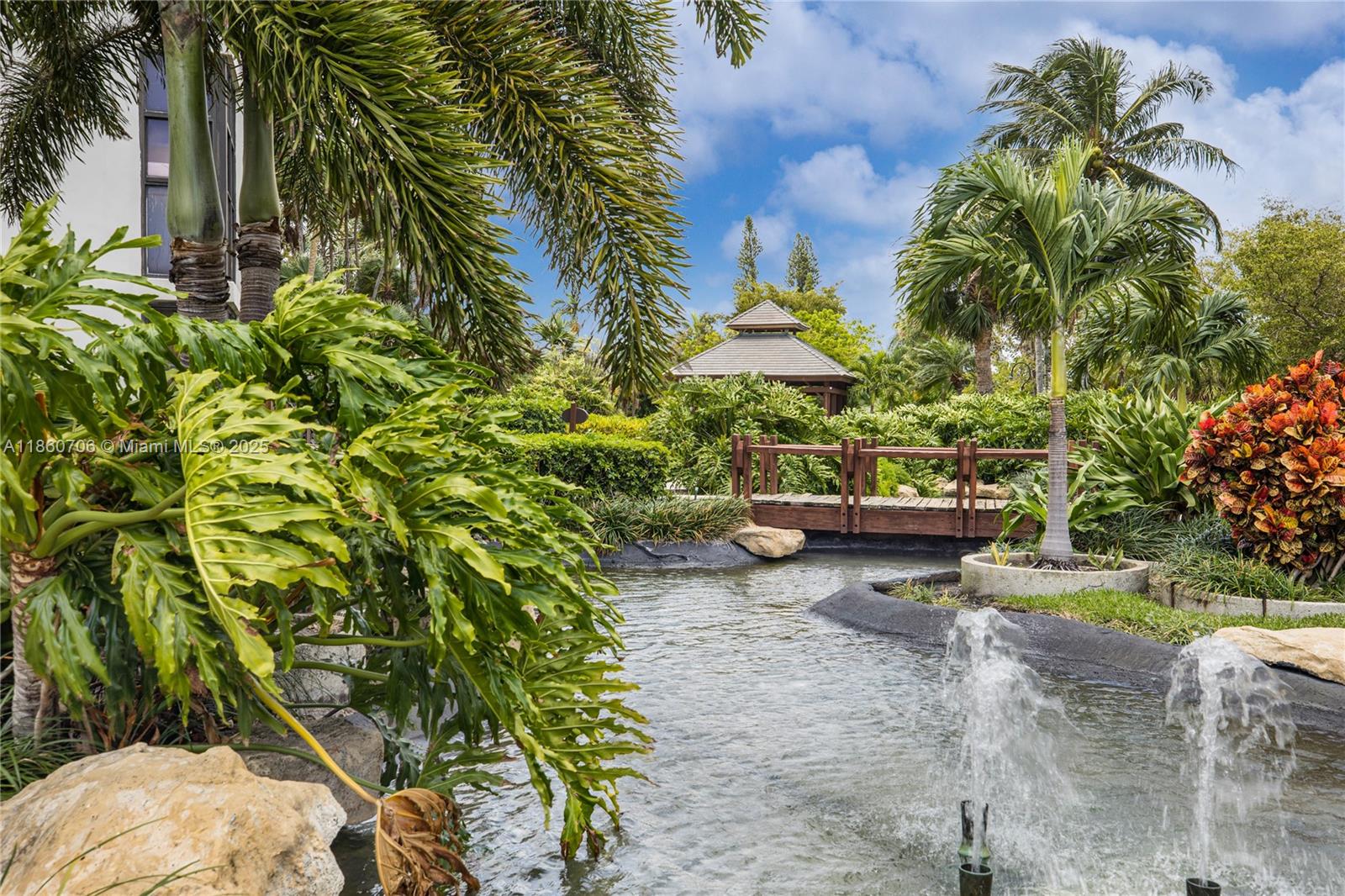 TOWERS OF QUAYSIDE CONDO - Residential