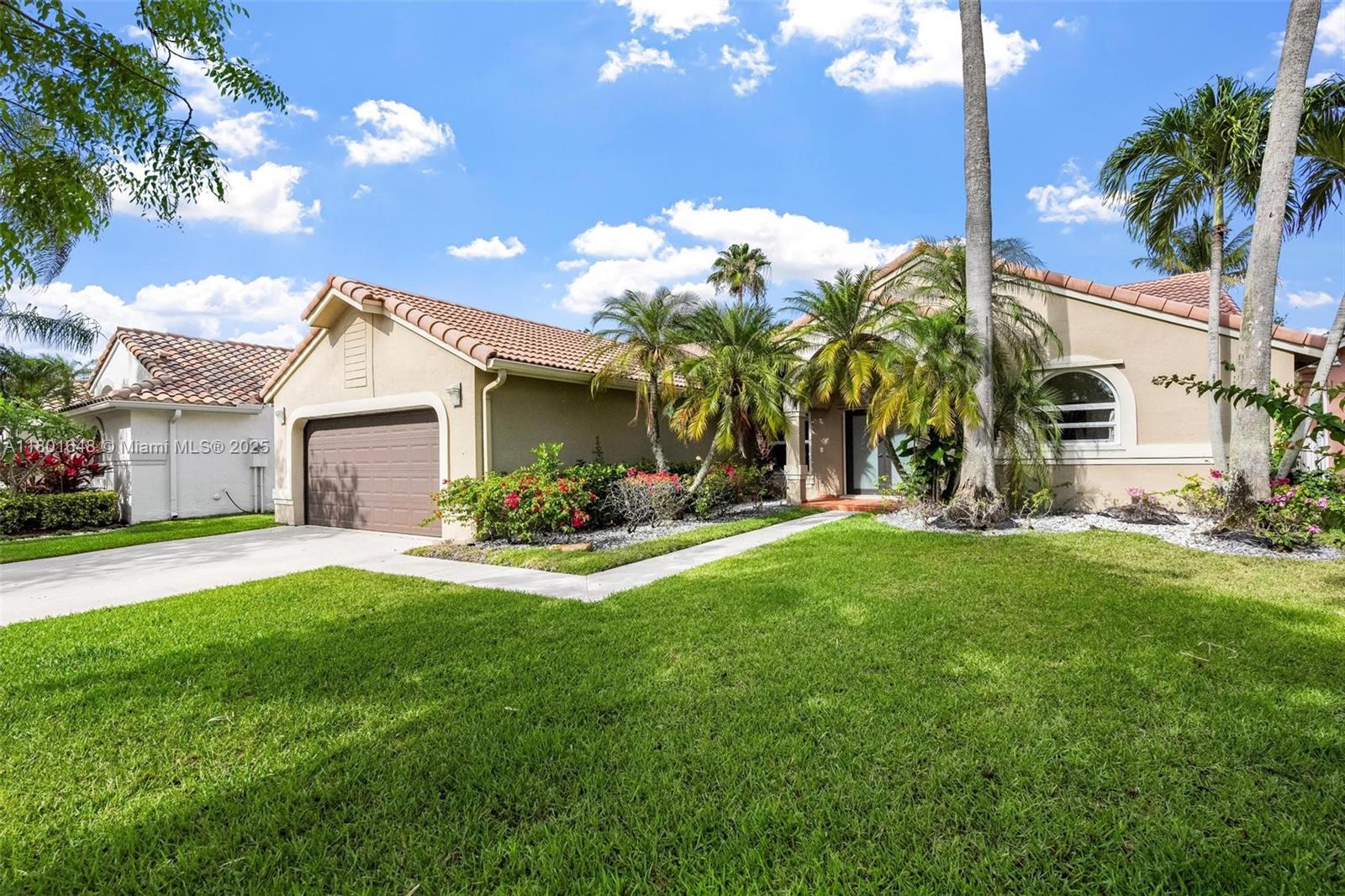782 Lake Blvd, Weston, Broward County, Florida - 5 Bedrooms  
3 Bathrooms - 