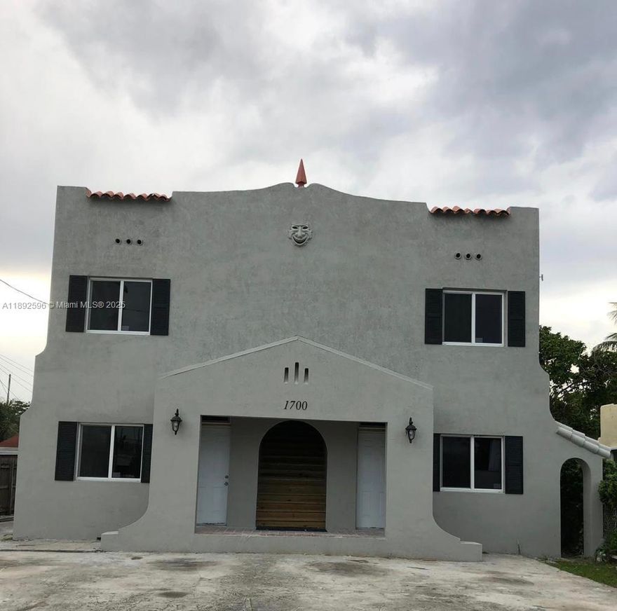 Remodeled Unit in a Multifamily 2-story building of 8 units total. This 1 Bed + 1 Bath is in the ground level. Amazing Location: 5' from Jackson Memorial and 1 block down the Miami River.