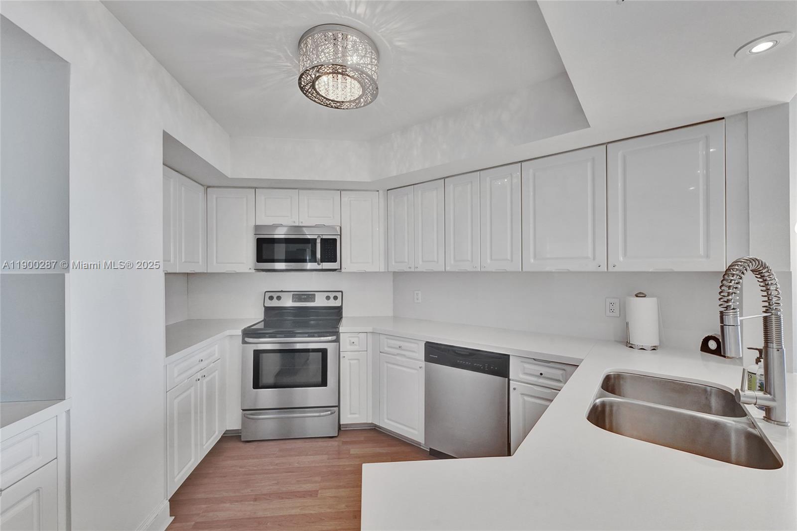 SUNSET HARBOUR NORTH COND - Residential Lease