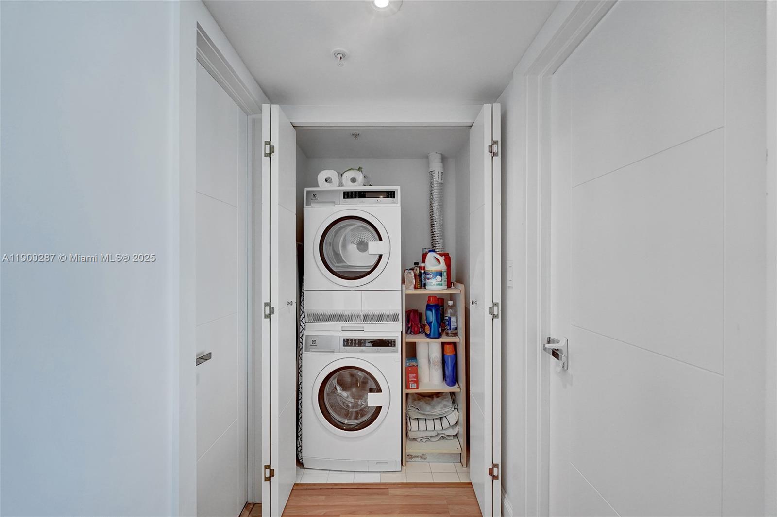 SUNSET HARBOUR NORTH COND - Residential Lease