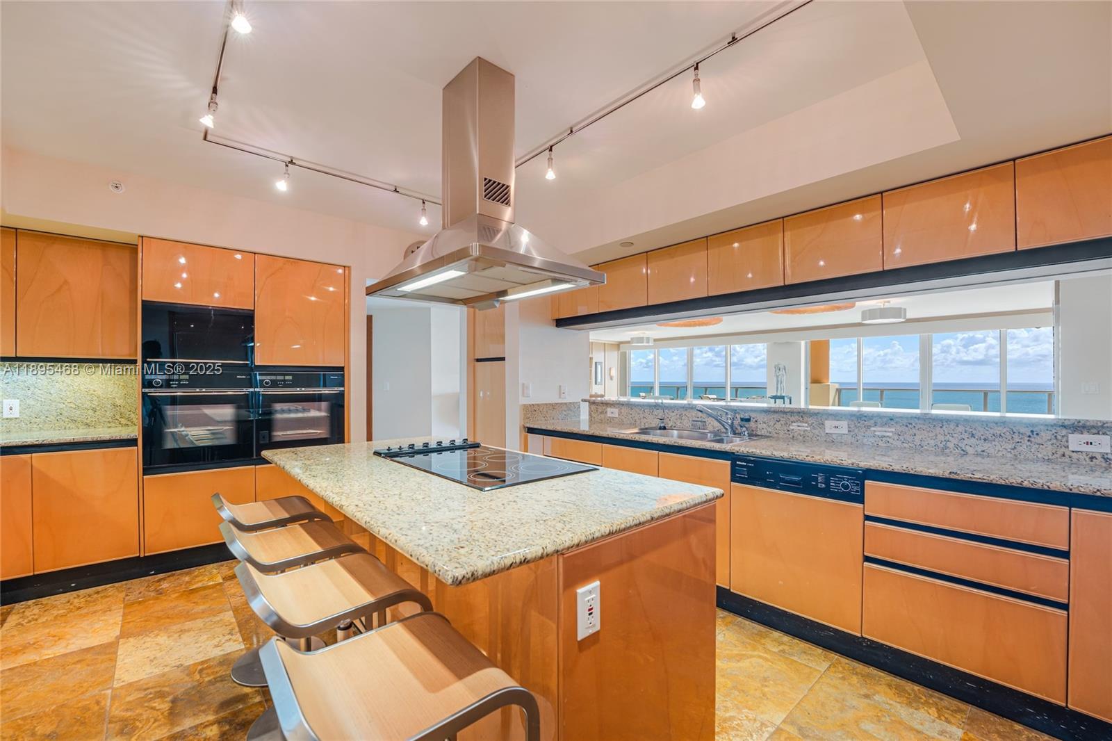 IL VILLAGGIO ON SOUTH BEA - Residential