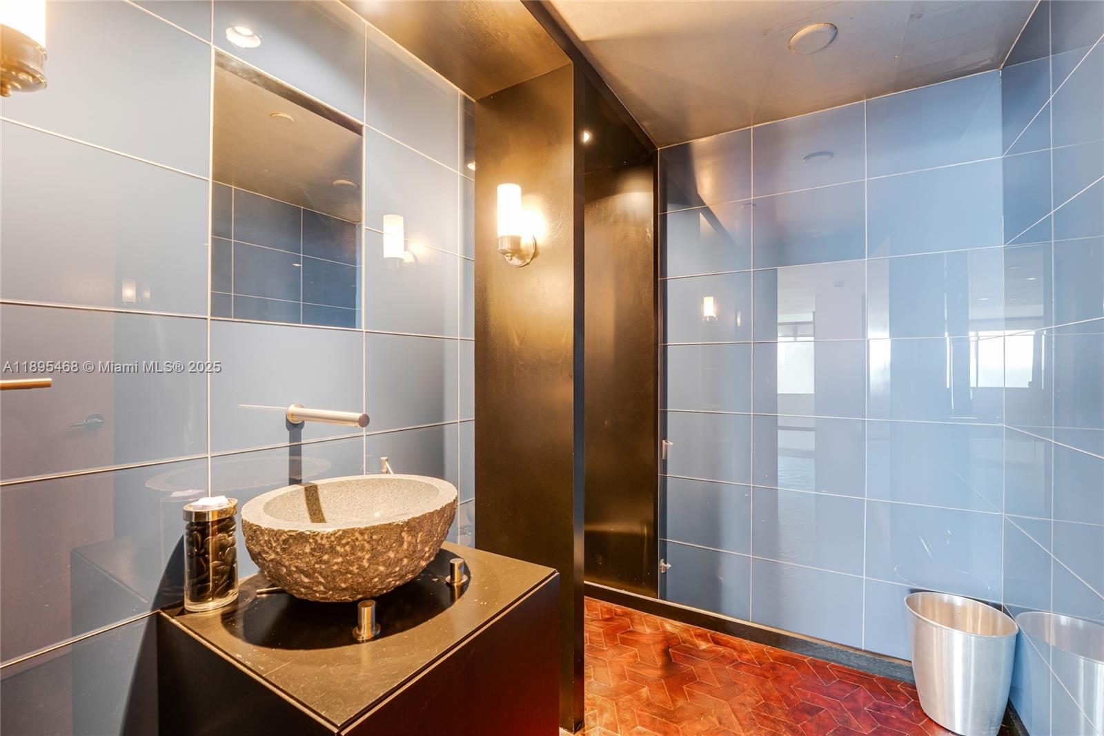 IL VILLAGGIO ON SOUTH BEA - Residential