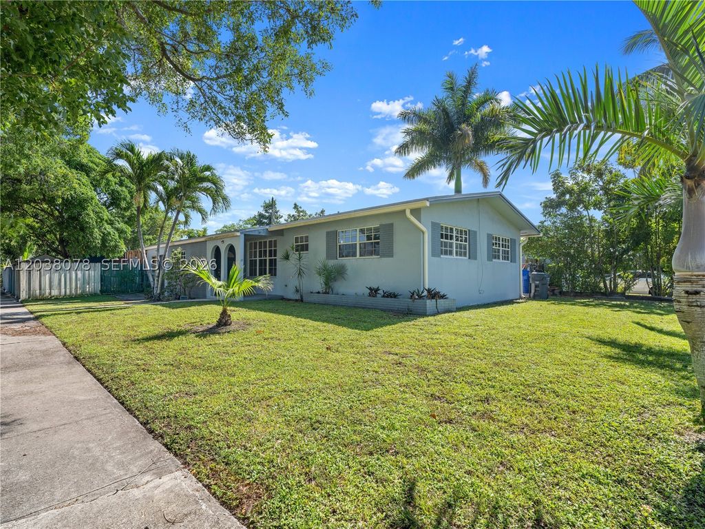 Photo of 7591 Pierce St, Hollywood, FL 33024 (MLS # A12038078)