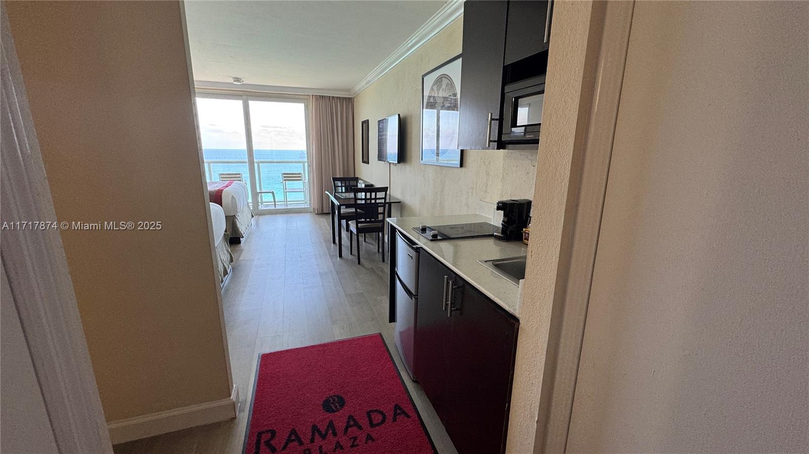19201 Collins Ave 1011