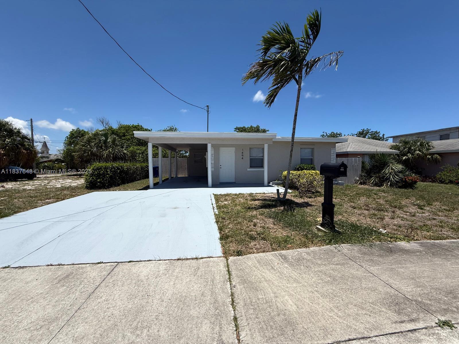 Beautiful and renovated 3 Bedrooms 2 Baths, SS appliances, Central A/C, Big Backyard, Carport garage, Property is available to sale.
Easy to show please showing request, call or text L.A.