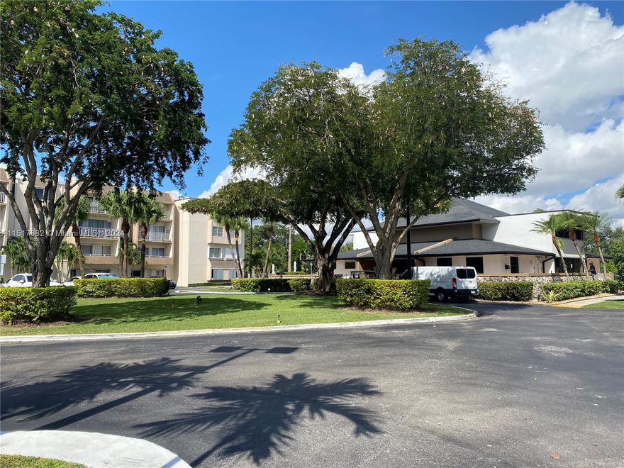 Live nearby Downtown Dadeland. Furnished unit. 1 bedroom 1 1/2 baths condo in Kings Creek South. 809 sq/ft of
meticulously maintained living space featuring ceramic tiles. This unit sits on the 4th floor. Community offers 2
pools and views to canal, renovated pool and jacuzzi. It is a gated community, 24hr security, has easy access to
anywhere via US1, Palmetto Expressway and Kendall Drive. Plenty of parking spaces too! Amenities include 2
swimming pools, jacuzzi, gym/weight room, 2-story clubhouse with billiard, lounge area, tennis court, picnic area
with BBQ grilles. Very close to Dadeland Mall, shopping centers, restaurants, Downtown Dadeland. Easy access and
to show.