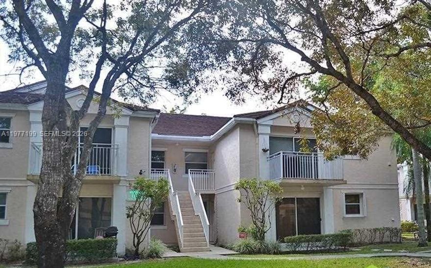 Beautiful and specious 2/2 second floor unit in prestigious Club Quarters At Raintree. This unit features laminate
floors throughout, split bedroom plan, upgraded master bathroom, and a newer stainless-steel refrigerator.