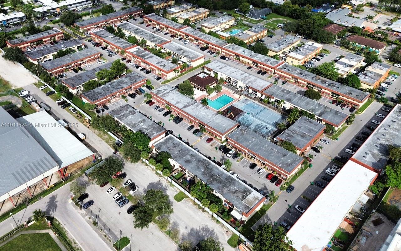 BRENTWOOD WEST TOWNHOUSES - Residential