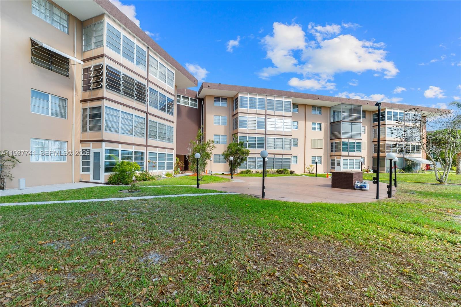 LAUDERDALE OAKS CONDO XIV - Residential