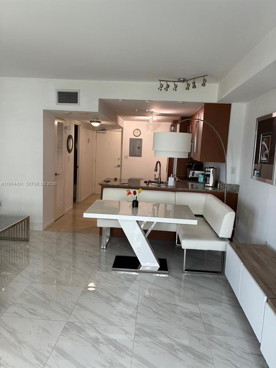 10275 Collins Ave 1004