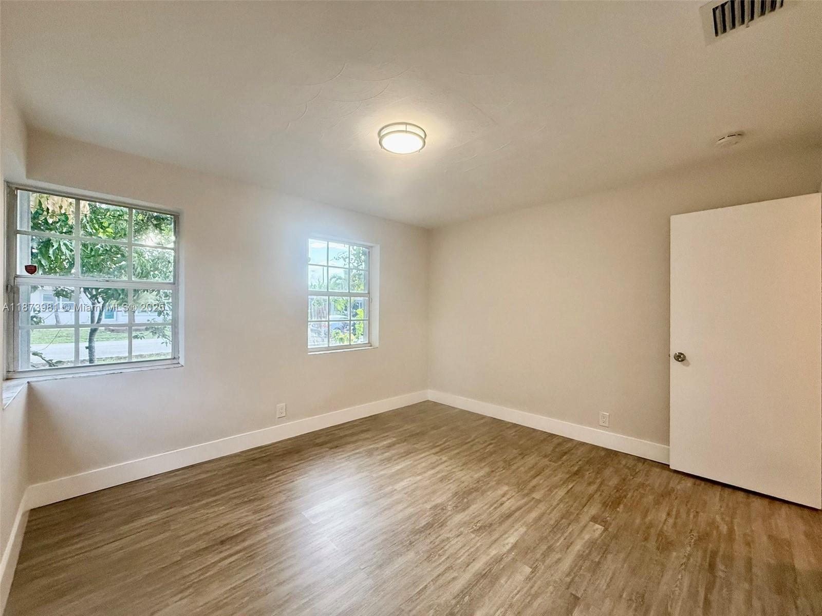 CRESTHAVEN NO 10 - Residential Lease