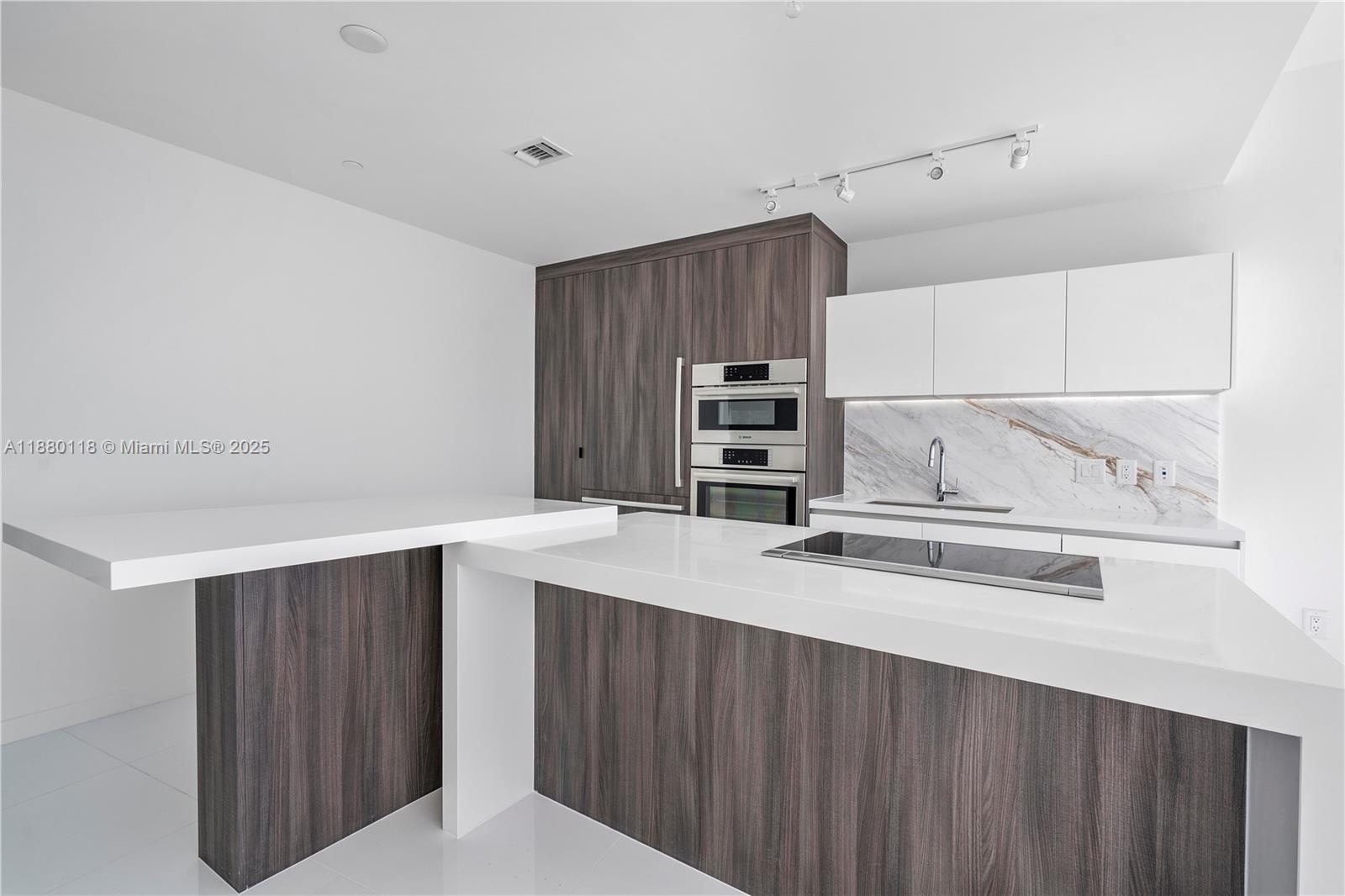 PARAMOUNT MIAMI WORLDCENT - Residential Lease