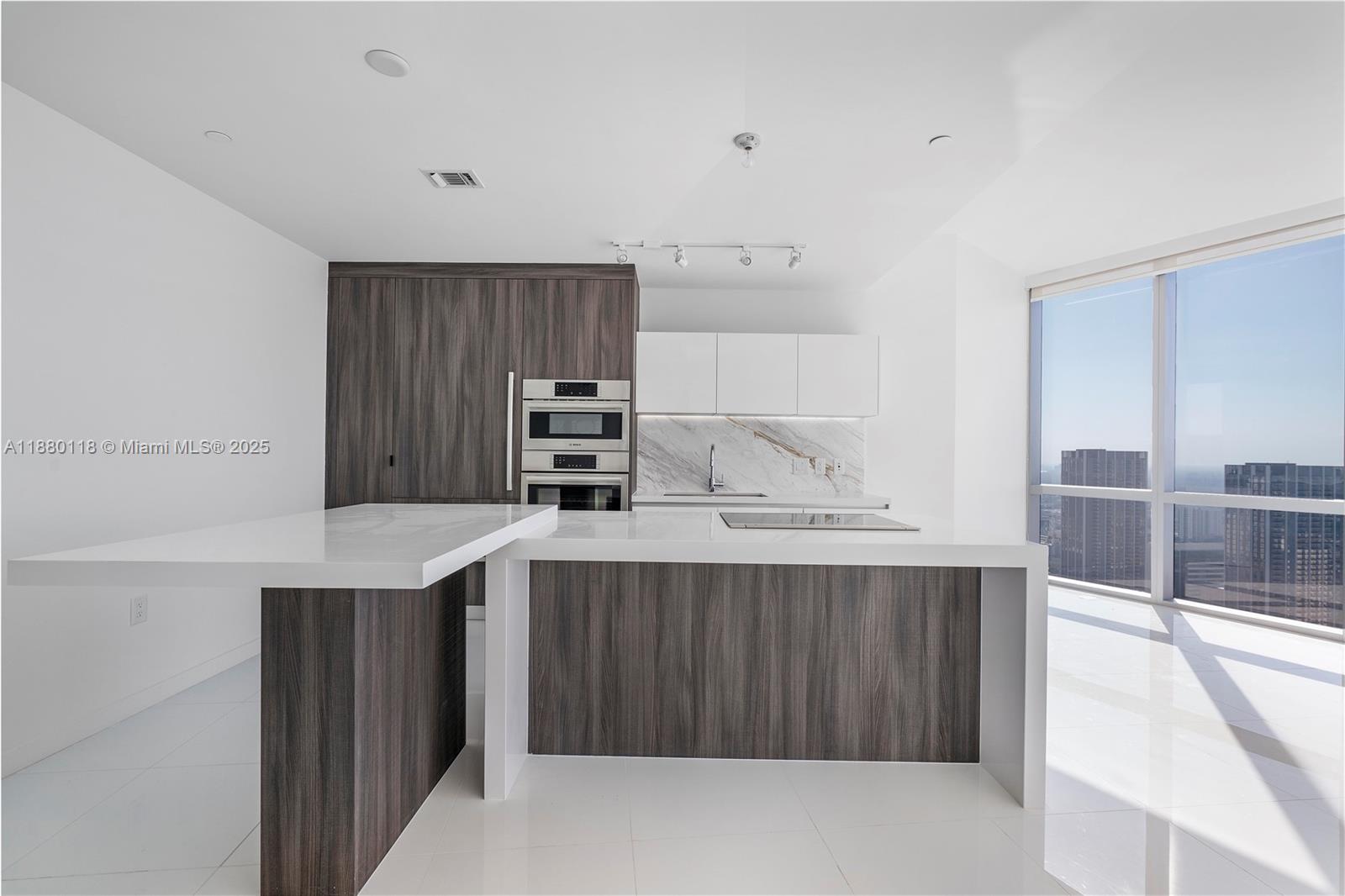 PARAMOUNT MIAMI WORLDCENT - Residential Lease