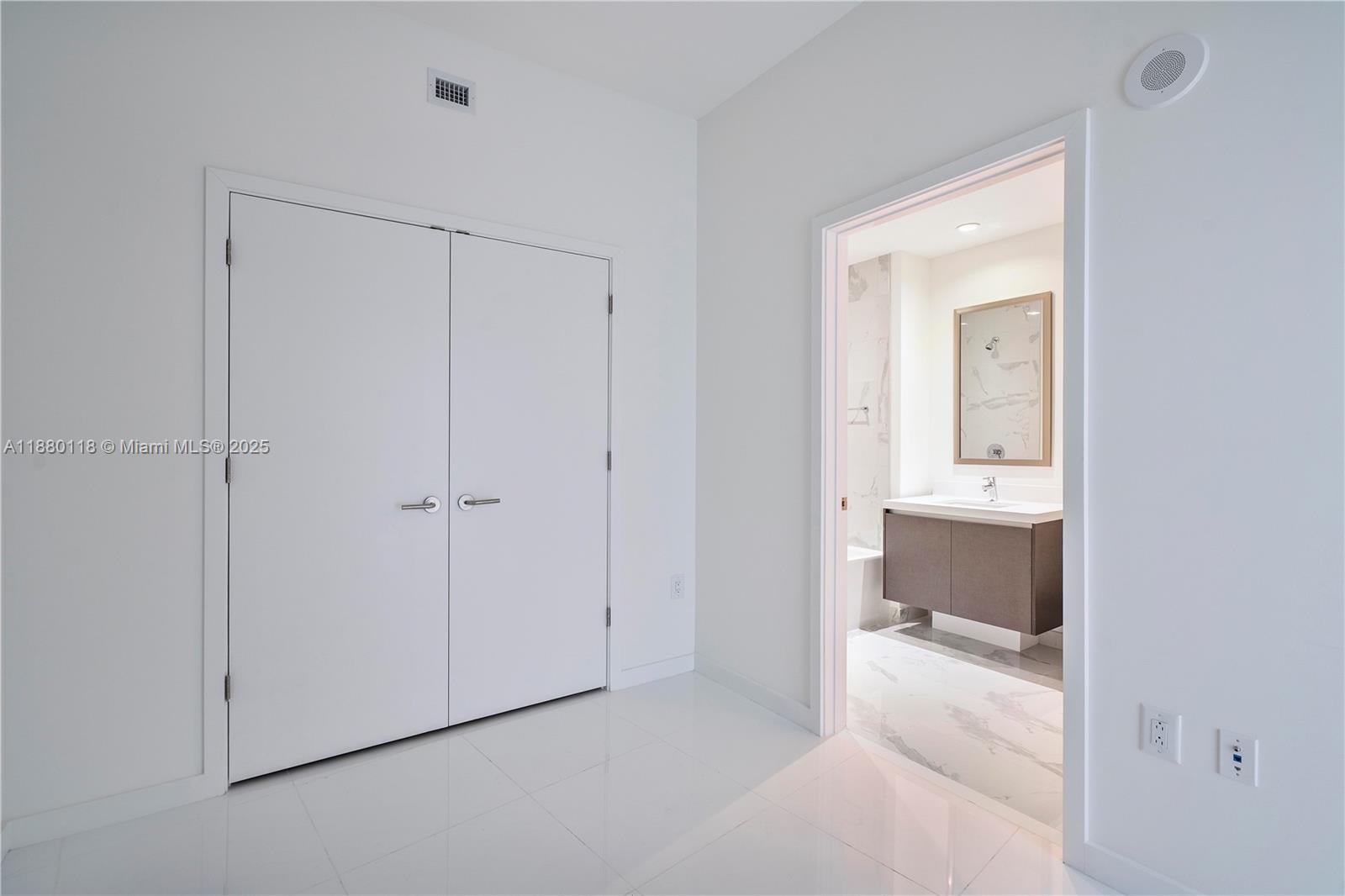 PARAMOUNT MIAMI WORLDCENT - Residential Lease