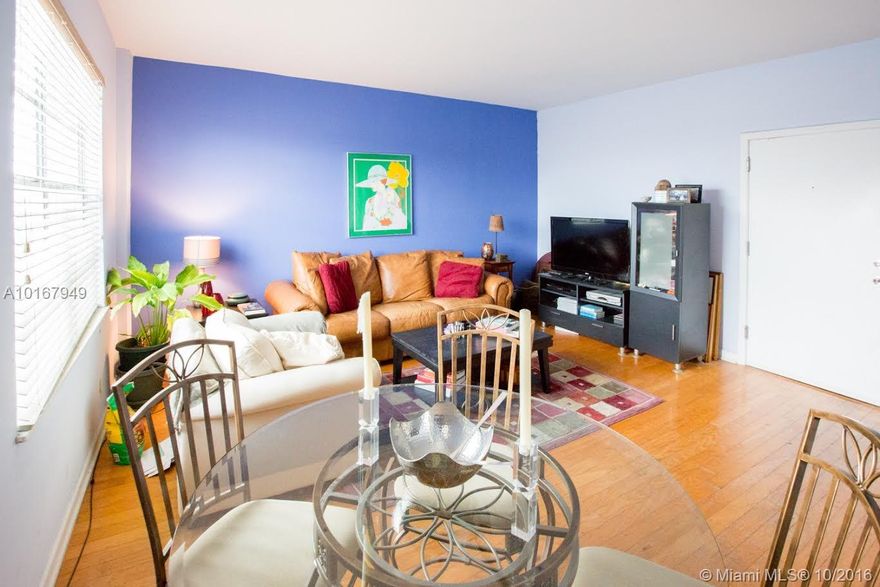 SPACIOUS 1 BED 1 BATH TOP FLOOR WITH CENTRAL AIR, WOOD FLOORS AND HIGH CEILINGS, LOCATED IN THE HEART OF SOUTH BEACH, 1 BLOCK FROM FLAMINGO PARK, 4 BLOCKS THE BEACH AND 5 BLOCKS FROM LINCOLN ROAD. MUST TO SEE IT.