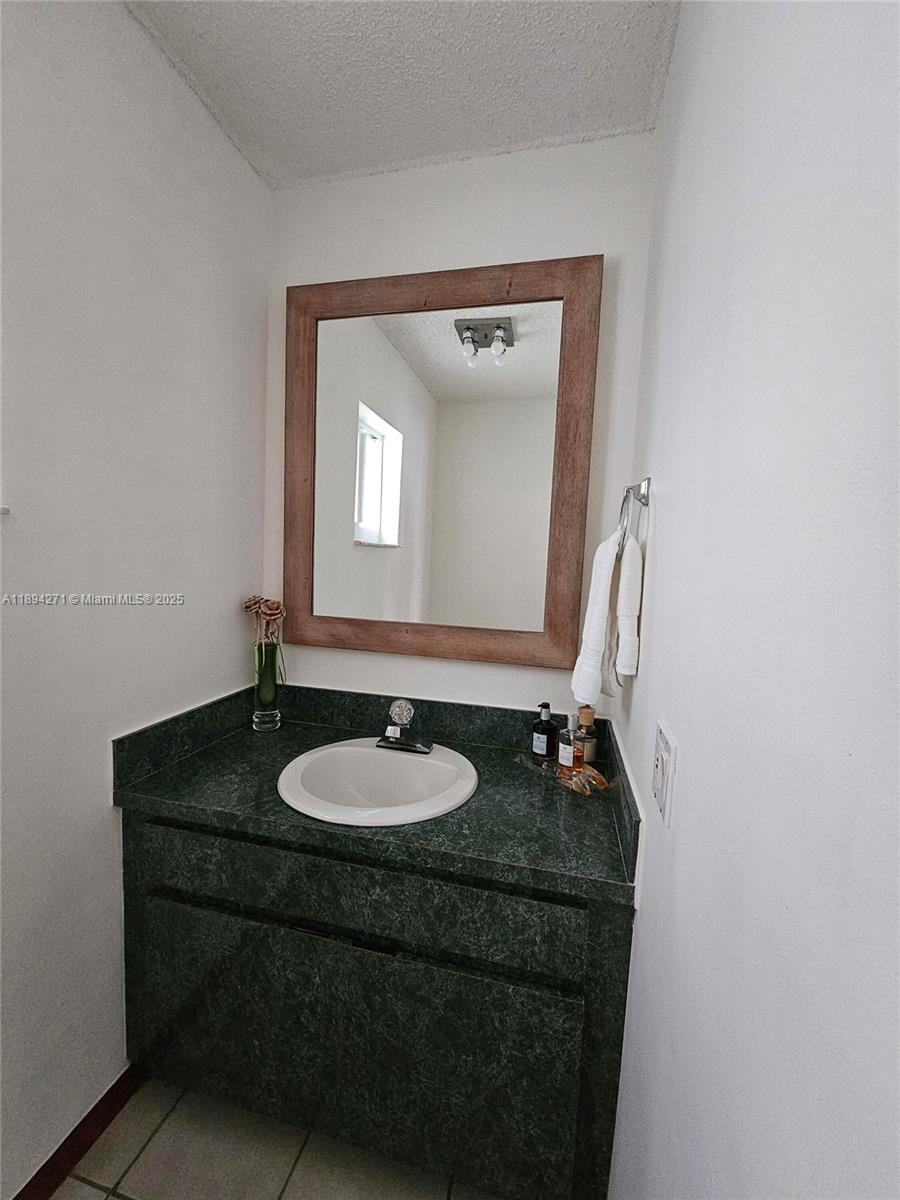 DAMIAN GALLOWAY ESTATES - Residential Lease