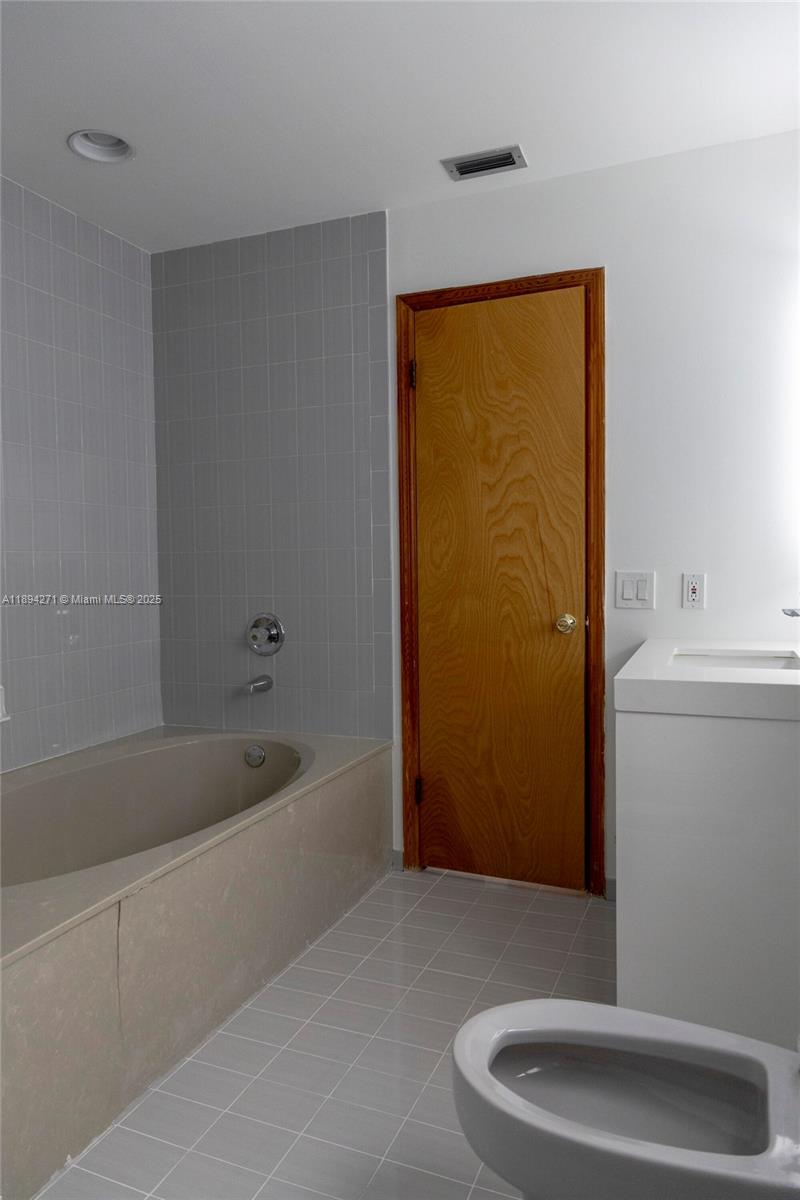 DAMIAN GALLOWAY ESTATES - Residential Lease