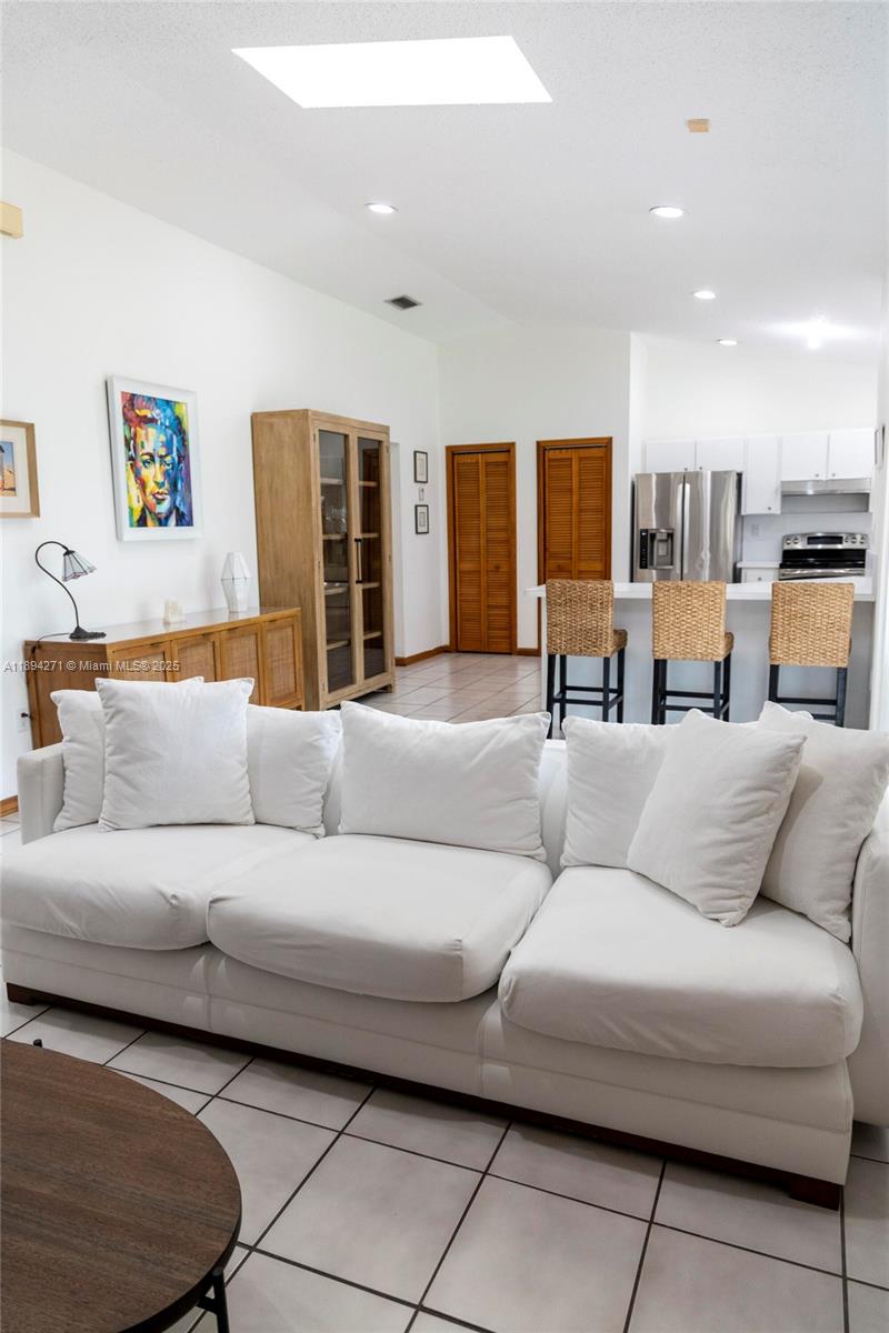 DAMIAN GALLOWAY ESTATES - Residential Lease