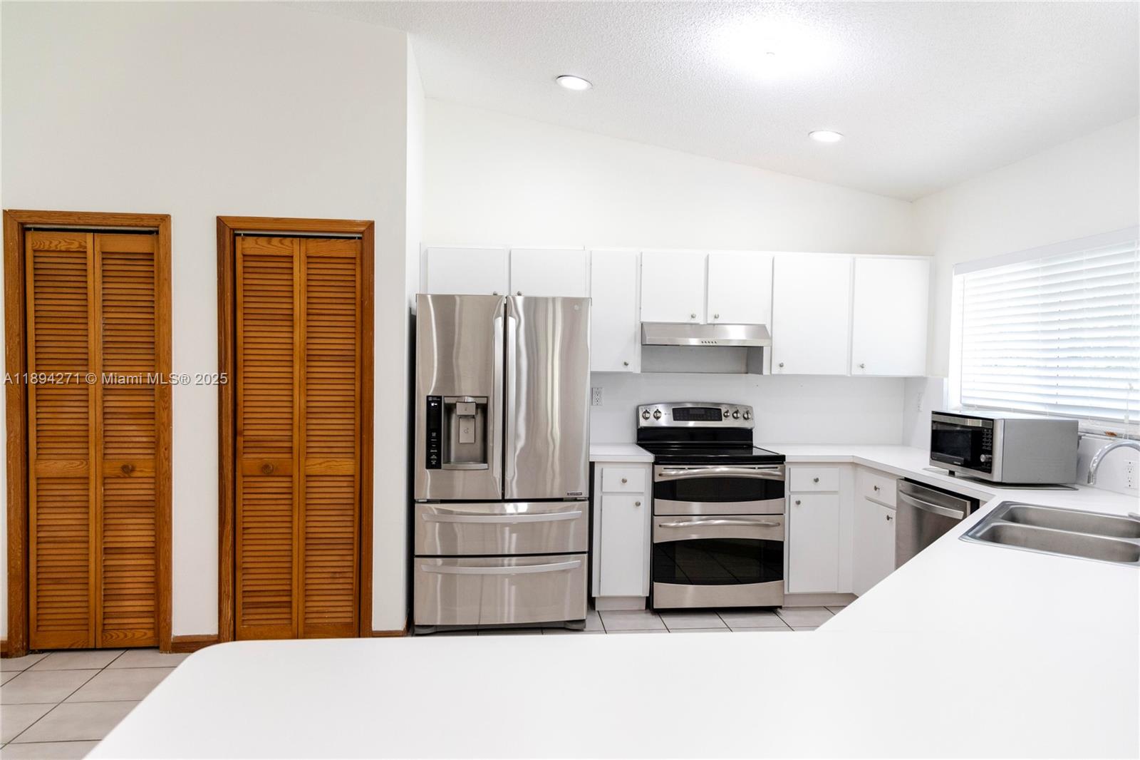DAMIAN GALLOWAY ESTATES - Residential Lease