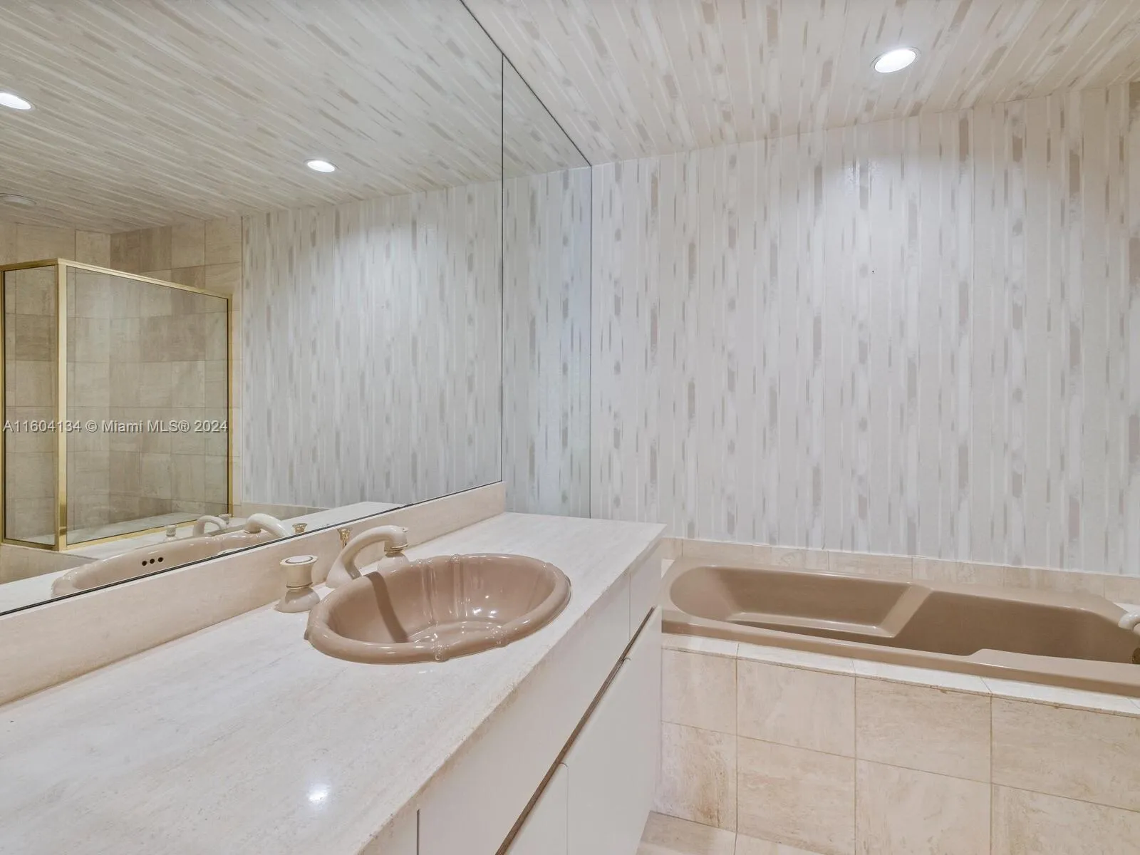 Aventura, Florida 33160, United States, 3 Bedrooms Bedrooms, ,4 BathroomsBathrooms,Residential,Pending,54598