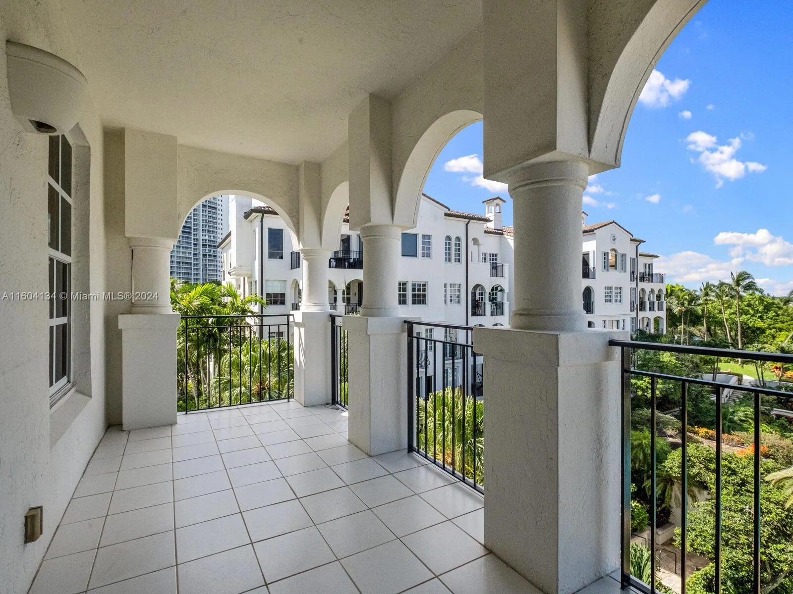 Aventura, Florida 33160, United States, 3 Bedrooms Bedrooms, ,4 BathroomsBathrooms,Residential,Pending,54598