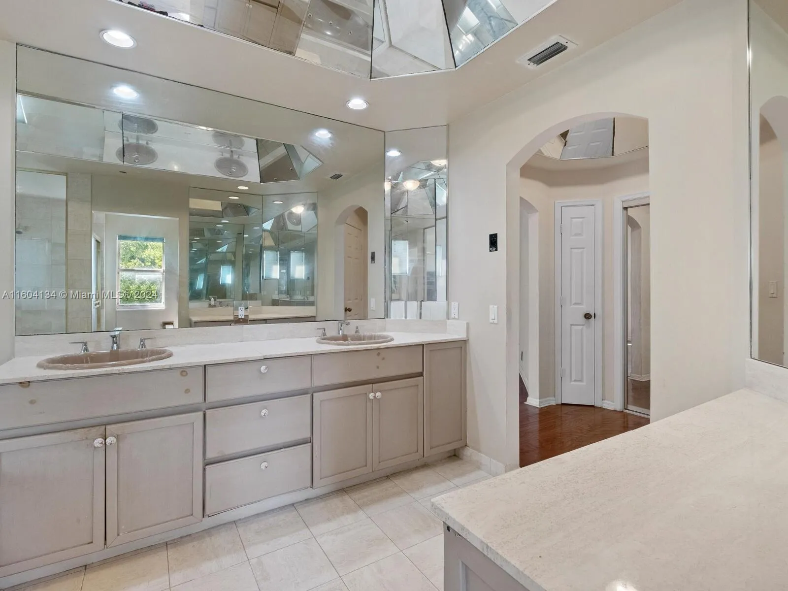 Aventura, Florida 33160, United States, 3 Bedrooms Bedrooms, ,4 BathroomsBathrooms,Residential,Pending,54598