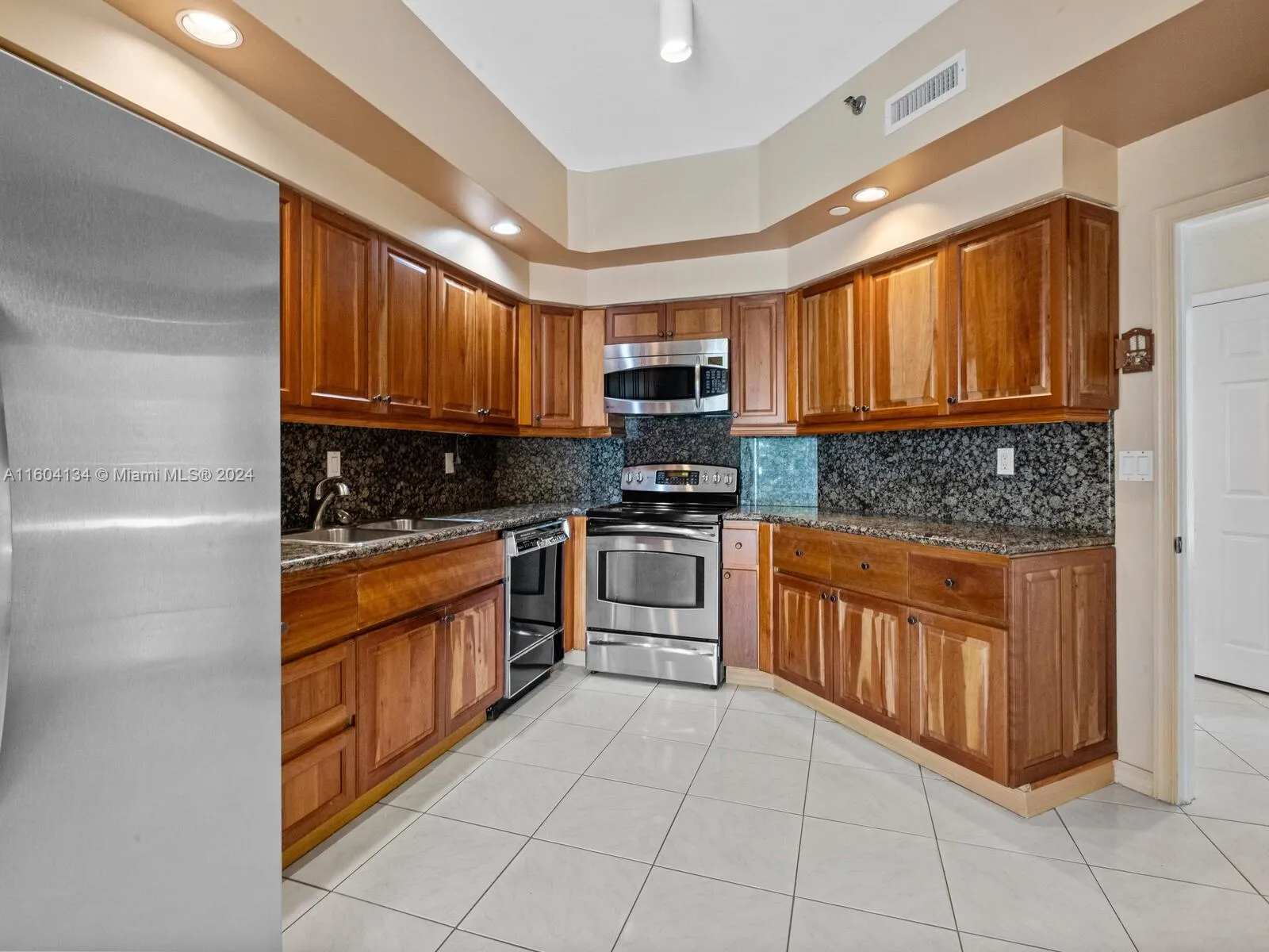 Aventura, Florida 33160, United States, 3 Bedrooms Bedrooms, ,4 BathroomsBathrooms,Residential,Pending,54598