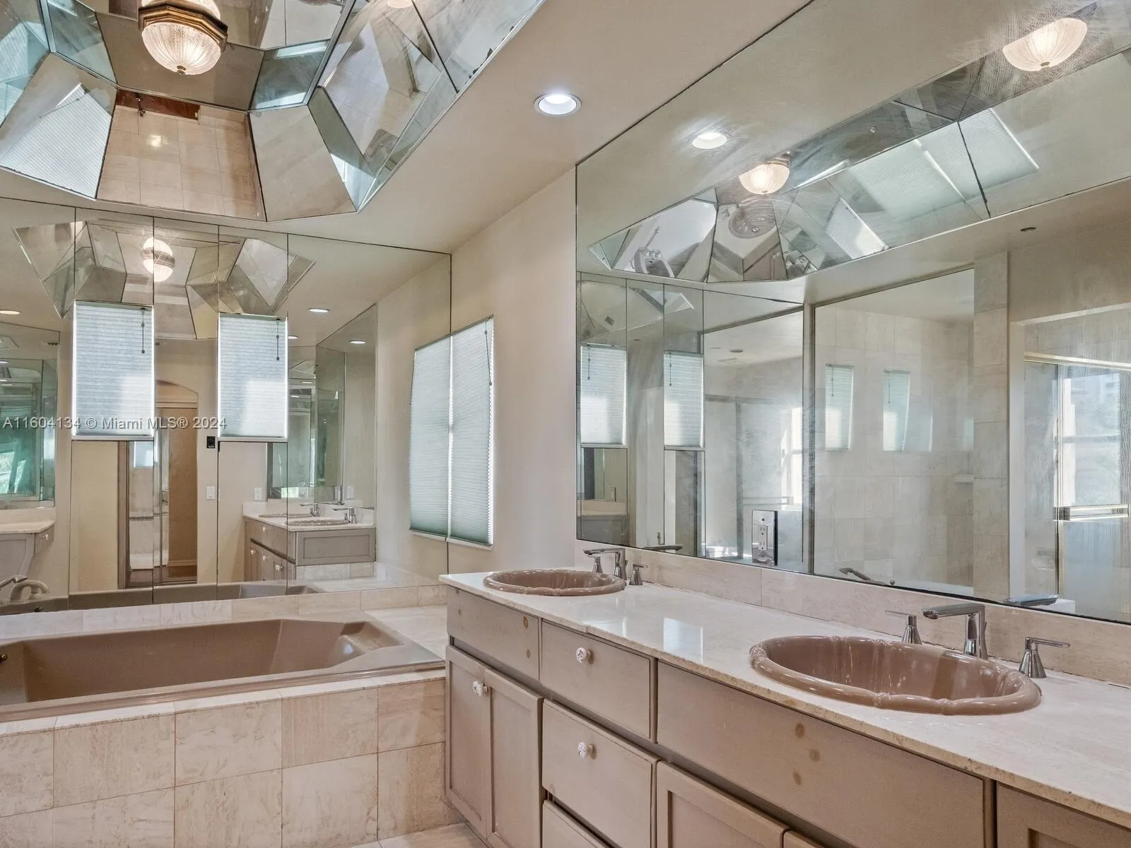 Aventura, Florida 33160, United States, 3 Bedrooms Bedrooms, ,4 BathroomsBathrooms,Residential,Pending,54598