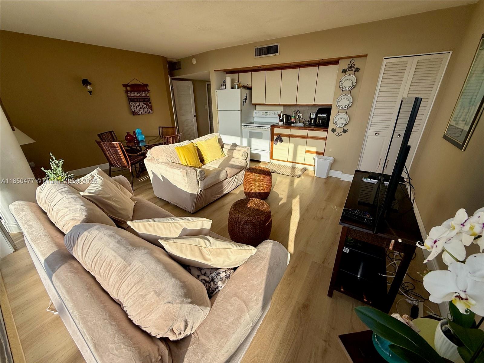Spectacular fully furnished One bedroom. Includes electric, air condition, water, HS internet and cable TV. Doorman/Valet 24/7.Impeccable decorated in the desire King Cole Building. Recently updated common areas. Heated pool, loaded gym facing marina & huge children's playroom. Docks from 53 to 83 foot long available for rent (not included). 1 Valet park space is included, additional spaces $95 a month each. EZ to show.