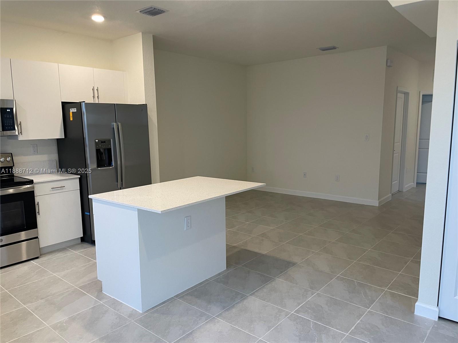 AQUABELLA NORTH - Residential Lease