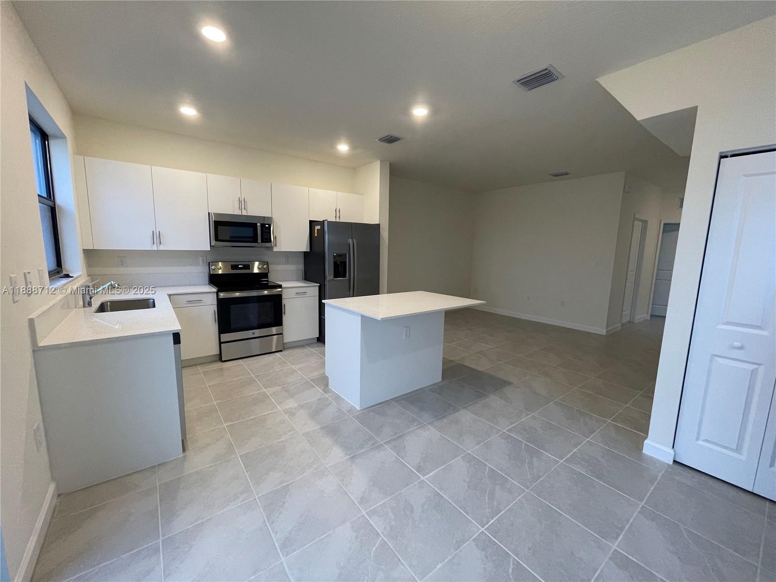 AQUABELLA NORTH - Residential Lease