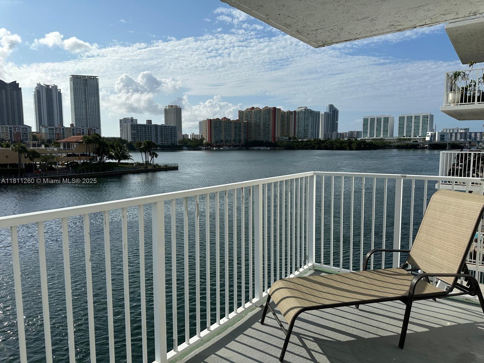 4000 Ne 169th St 405, North Miami Beach, Miami-Dade County, Florida - 1 Bedrooms  
2 Bathrooms - 