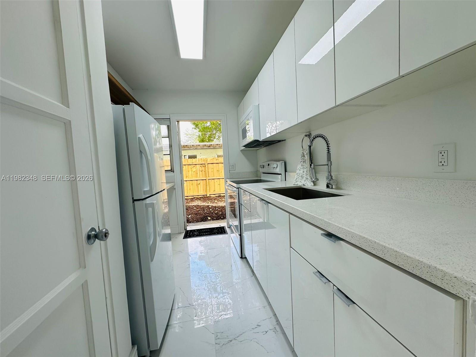 LAUDERDALE - Residential Lease