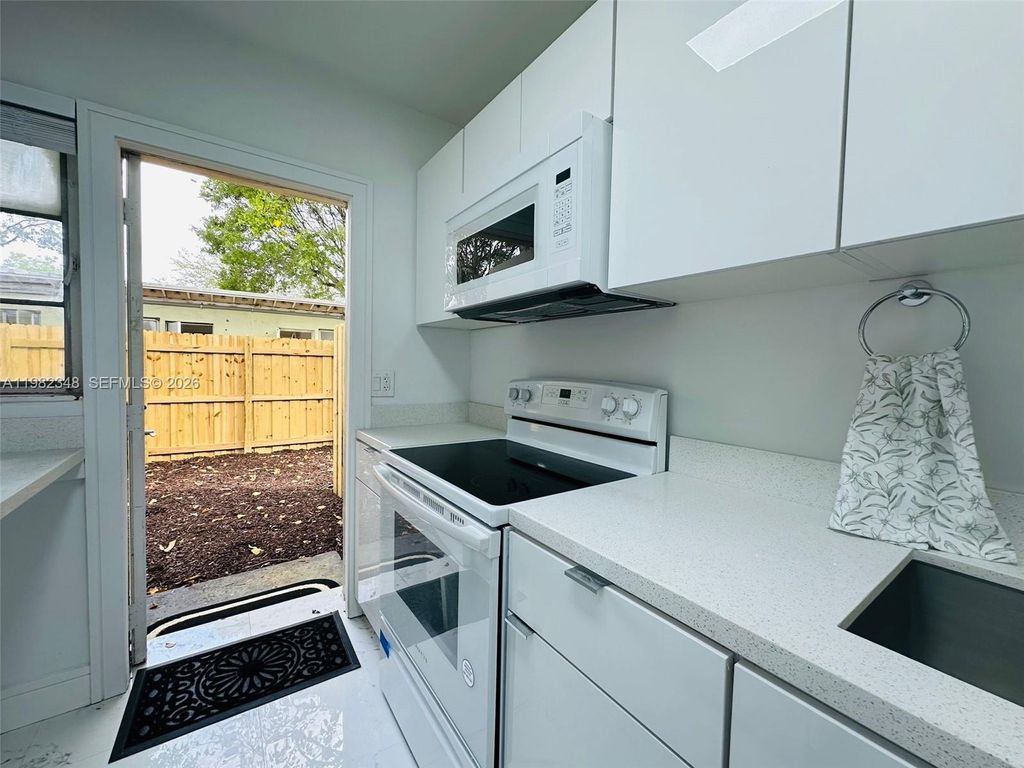 Photo of 407 SE 14th Ct SE 14th #3, Fort Lauderdale, FL 33316 (MLS # A11982348)