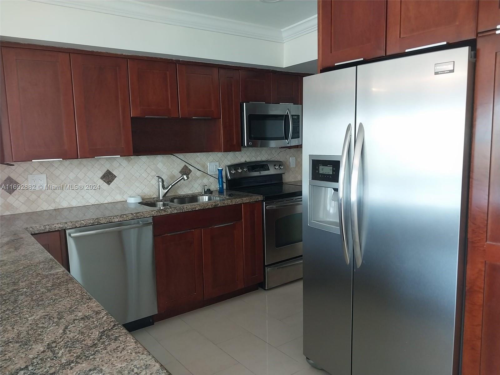 Beautiful 1bed/1.5 bath in nice complex. Great location.
Unit is move in ready with porcelaine and laminate floors, granite countertops, stainless steel appliances, etc.
Complex offers: 2 pools, sauna, sunbath deck, gym, BBQ, designated storage, luggage storage, clubhouse with kitchen, pool/ping-pong room, laundry room in each floor, water, hot water, cable and internet.
LOCATION: walking distance to beach, Walmart, Publix, shopping center, Starbucks, city courtesy bus at the door.
No lease allowed. 10% down as per condo docs.