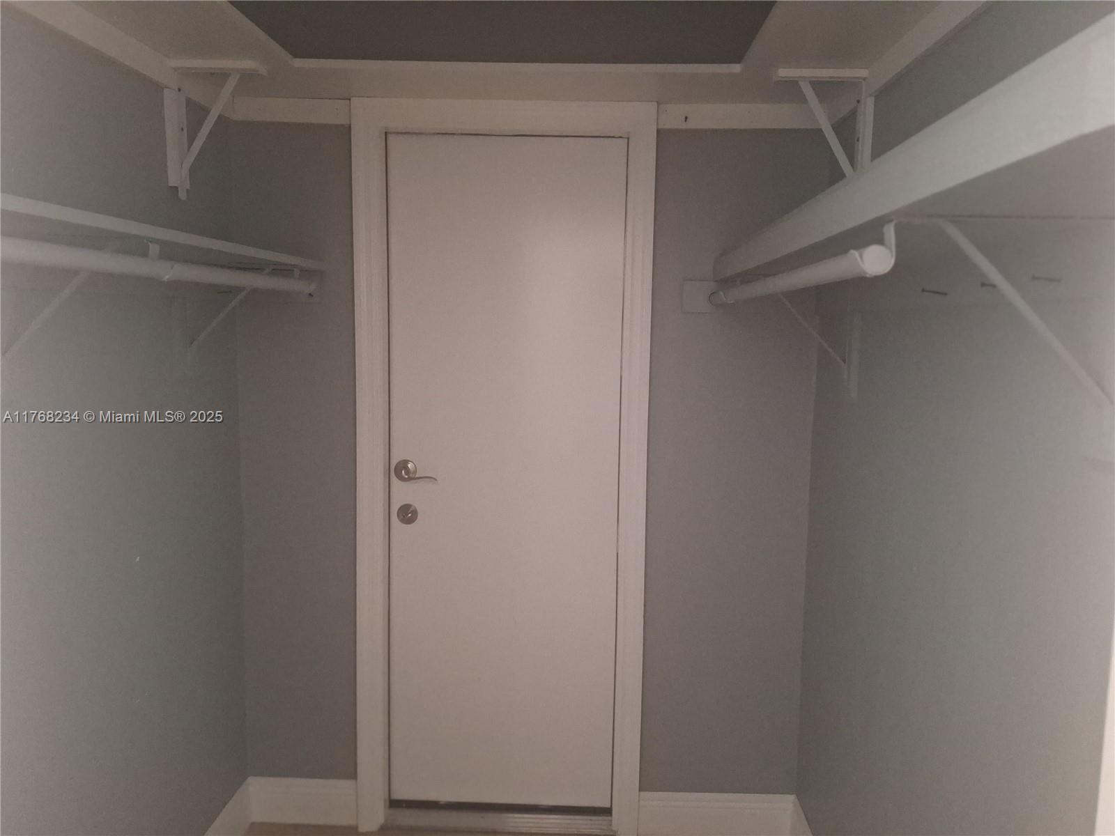 WINSTON TOWER 300 CONDO - Residential