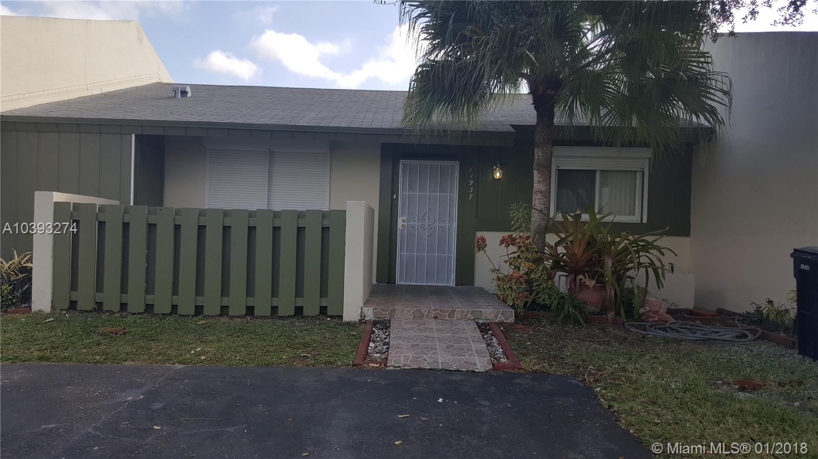 Very nice Villa 2/2 renovate. Close to express way and shopping center in kendall and with no association approval... move in right away ...need 1st month and 2 security Deposit proof of income and police report. Not pets. Call listing agent to show