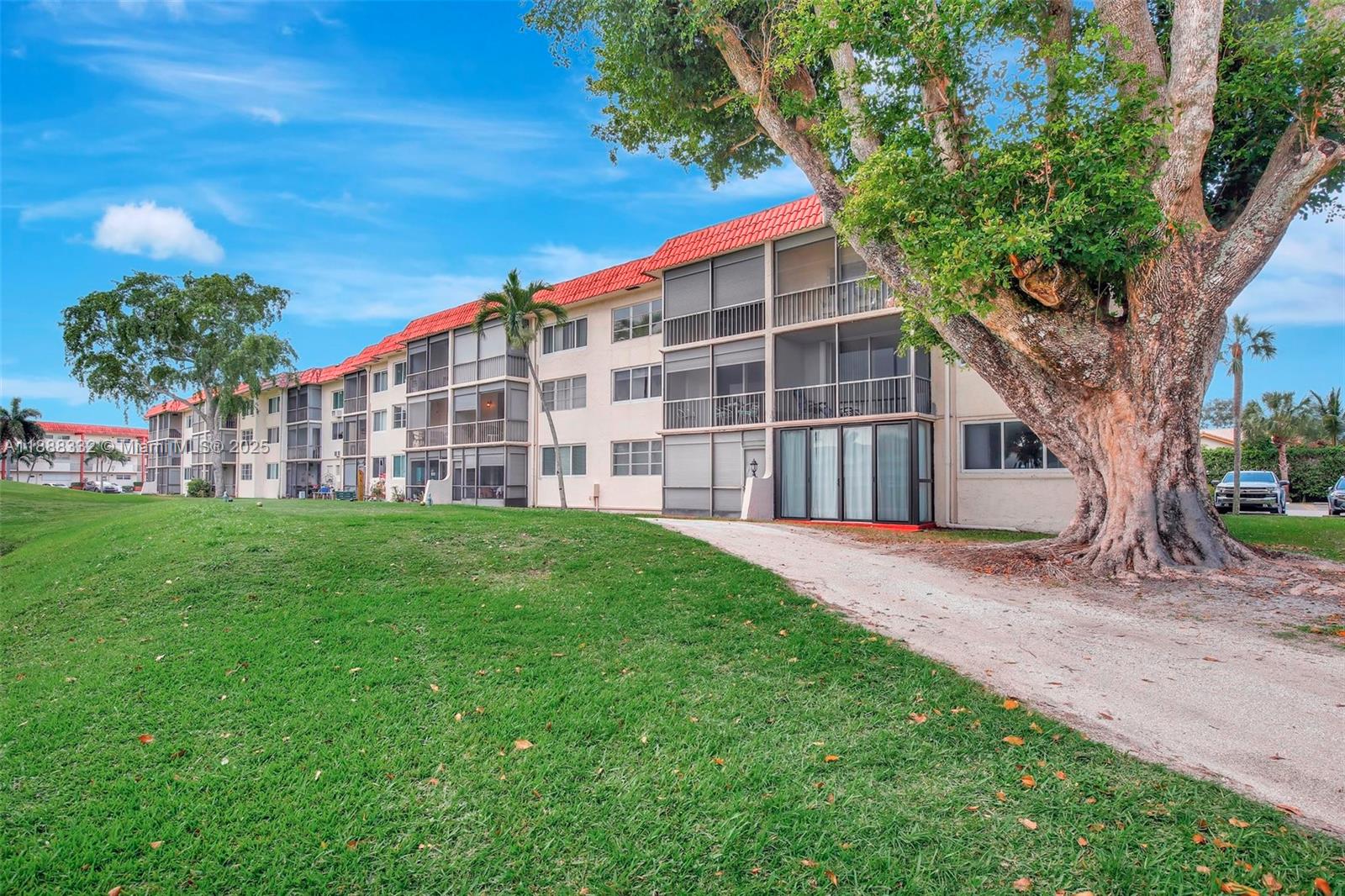 HOLLYBROOK GOLF AND - Residential Lease