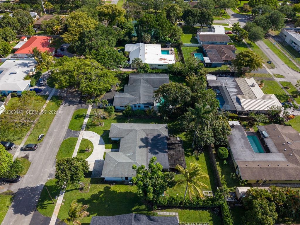 Photo of 861 NW 67th Ave, Plantation, FL 33317 (MLS # A12003143)