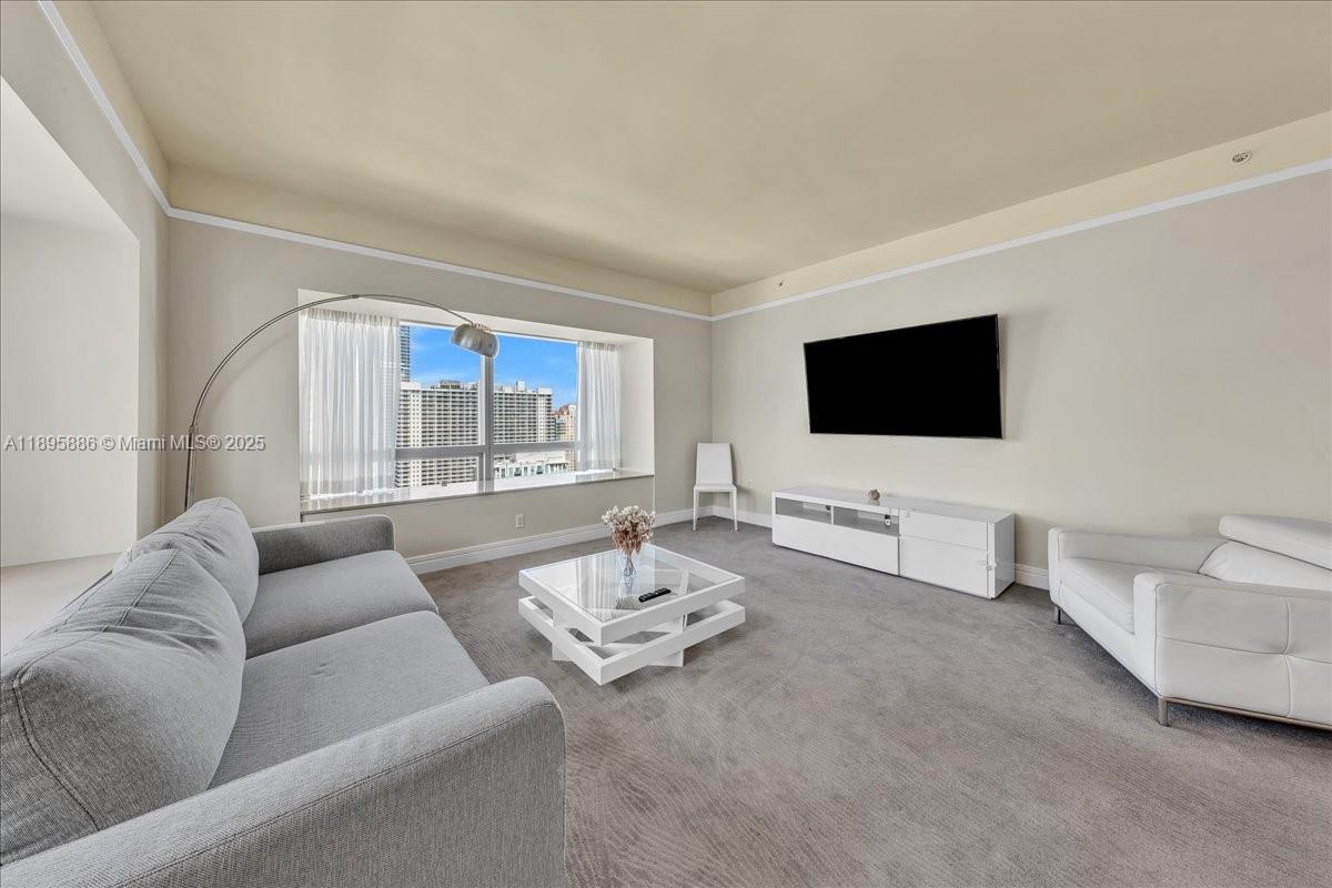 Experience luxury living in this elegant, fully furnished with stunning bay and city viewsat Four Seasons Brickell. This unit offers access to world-class amenities: 2 Oasis Pools, 24-hour concierge, 5-star hotel services, EQUINOX gym, spa, and renowned diningoptions. With no rental restrictions, it's a prime investment for passive income through the Four Seasons rentalprogram or platforms like Airbnb. Located in the heart of Brickell, steps from Brickell City Centre, and just minutesfrom Miami's top destinations